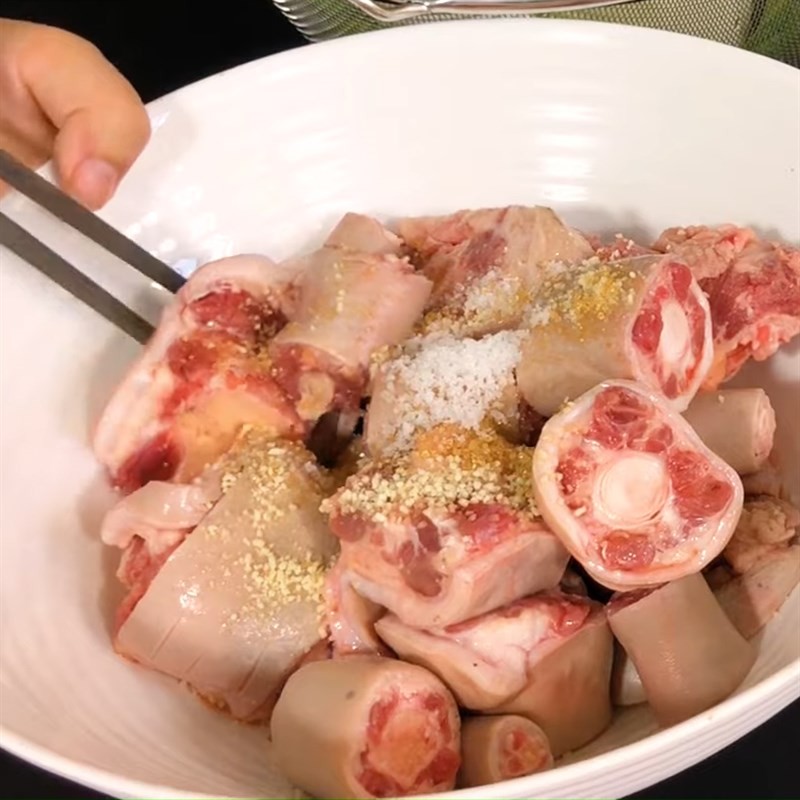 Ướp đuôi bò thấm vị với gia vị thuốc bắc
