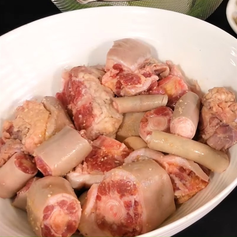 Đuôi bò đã ướp sẵn sàng cho nồi lẩu thuốc bắc
