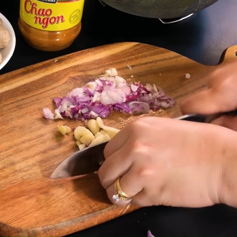 Sả và gừng băm nhỏ chuẩn bị cho lẩu đuôi bò thuốc bắc