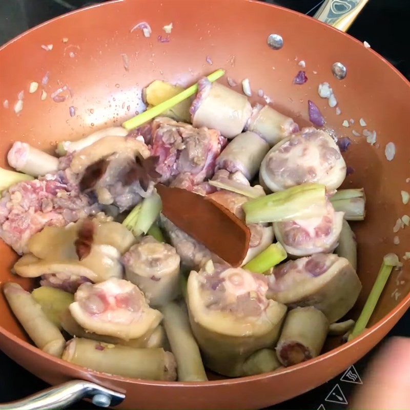 Xào đuôi bò cùng hoa hồi và quế để tạo hương thơm đặc trưng