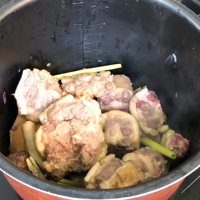 Hầm đuôi bò trong nồi áp suất để thịt mềm nhanh