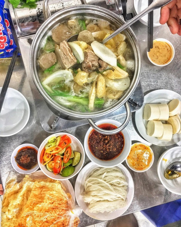 Thưởng thức lẩu đuôi bò nóng hổi trong tiết trời se lạnh cùng gia đình và bạn bè