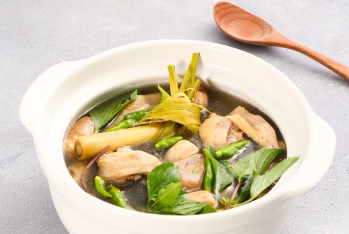 Cách nấu lẩu gà ngon lá quế
