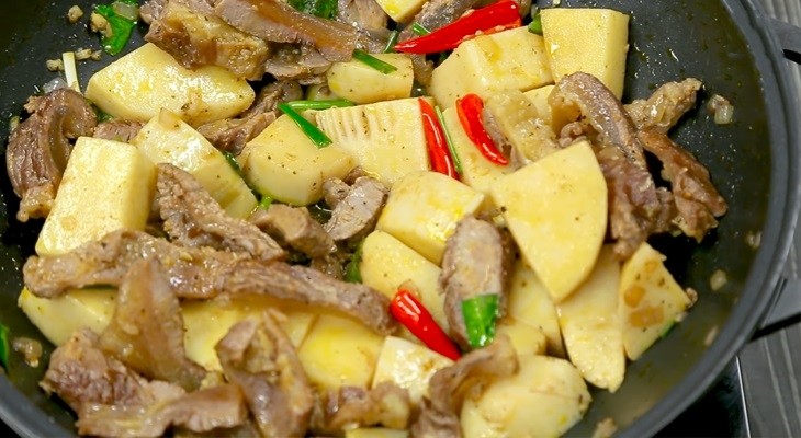 Xào măng và gân bò thấm gia vị