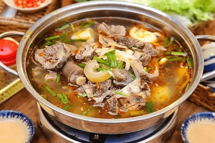 Thành phẩm lẩu gân bò măng cay đậm đà
