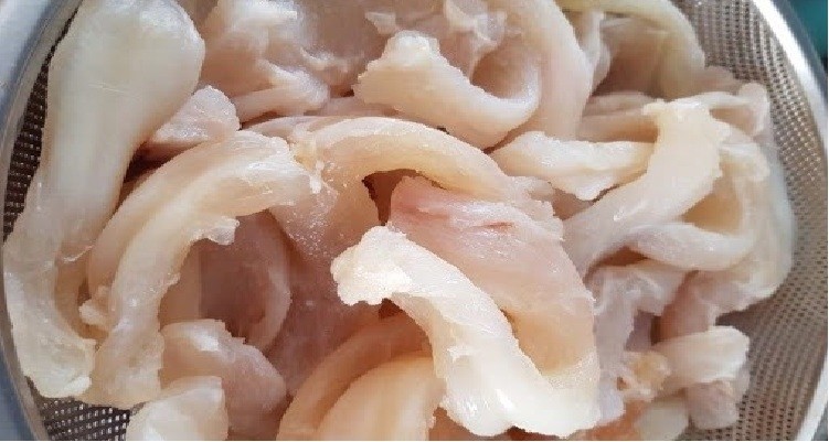 Sơ chế gân bò và các nguyên liệu cho lẩu măng cay