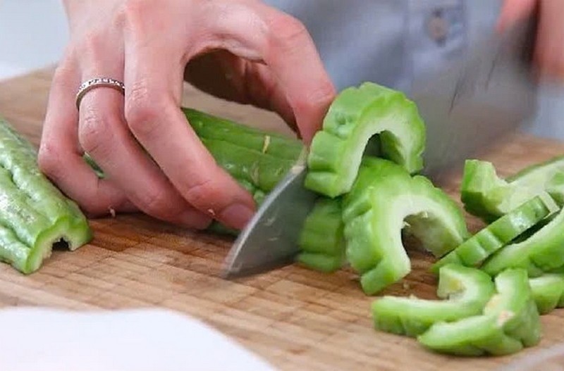Khổ qua thái lát mỏng ngâm nước đá giúp giảm vị đắng cho món lẩu chay