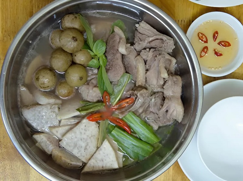 Nồi lẩu vịt om sấu nóng hổi đã sẵn sàng để thưởng thức cùng bún và rau tươi