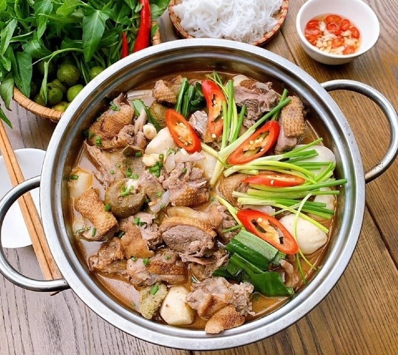 Các loại rau xanh tươi ngon ăn kèm lẩu vịt om sấu, tăng cường hương vị và dinh dưỡng