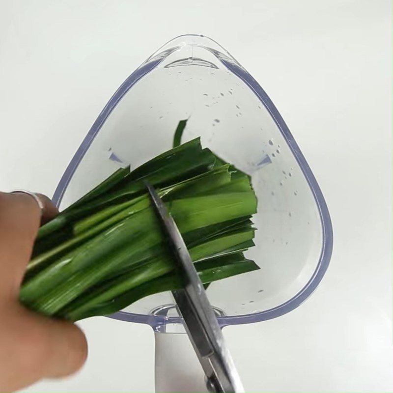 Lá dứa đã cắt nhỏ chuẩn bị xay lấy nước cốt lá dứa
