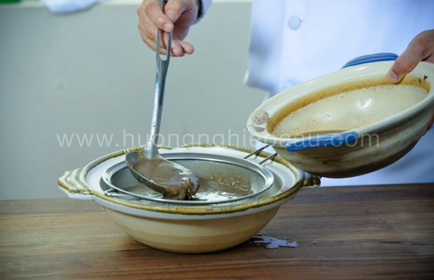 Lọc nước cốt cua đồng hai lần để có riêu cua nấu lẩu hải sản