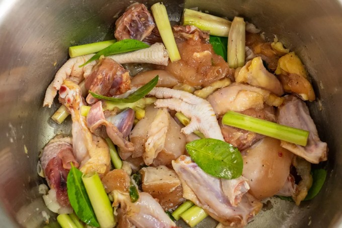 Xào thịt gà thực hiện cách nấu gà ớt hiểm