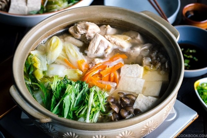 Thành phẩm lẩu gà nấm thơm ngon, bổ dưỡng sẵn sàng cho bữa ăn gia đình