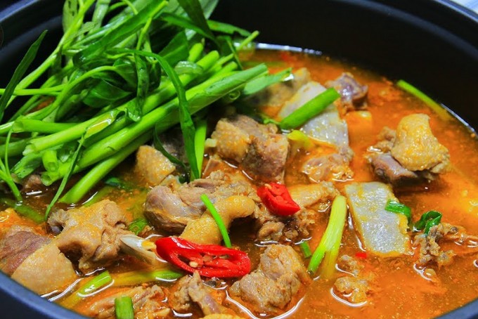 Thành phẩm lẩu chao vịt nghi ngút khói, hấp dẫn cho bữa ăn gia đình
