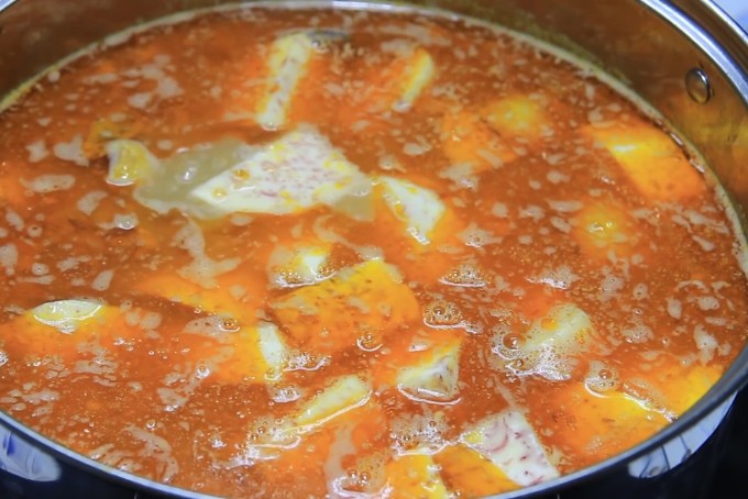 Cho khoai môn và nước lọc vào nồi lẩu chao vịt, đun chín