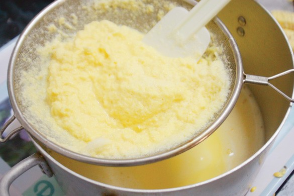 Lọc sữa ngô thủ công rất mất thời gian