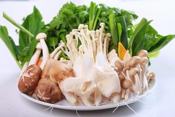 Các loại rau củ tươi xanh ăn kèm sườn lợn tăng thêm hương vị