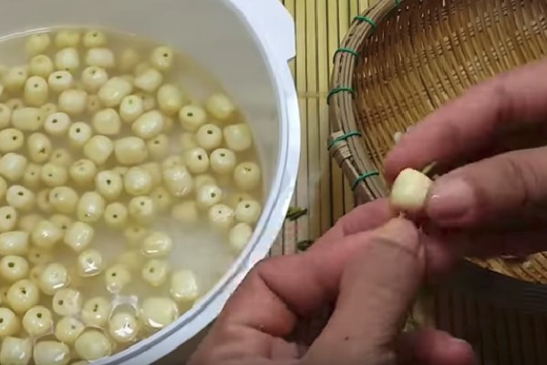 Loại bỏ tim sen để chè không có vị đắng