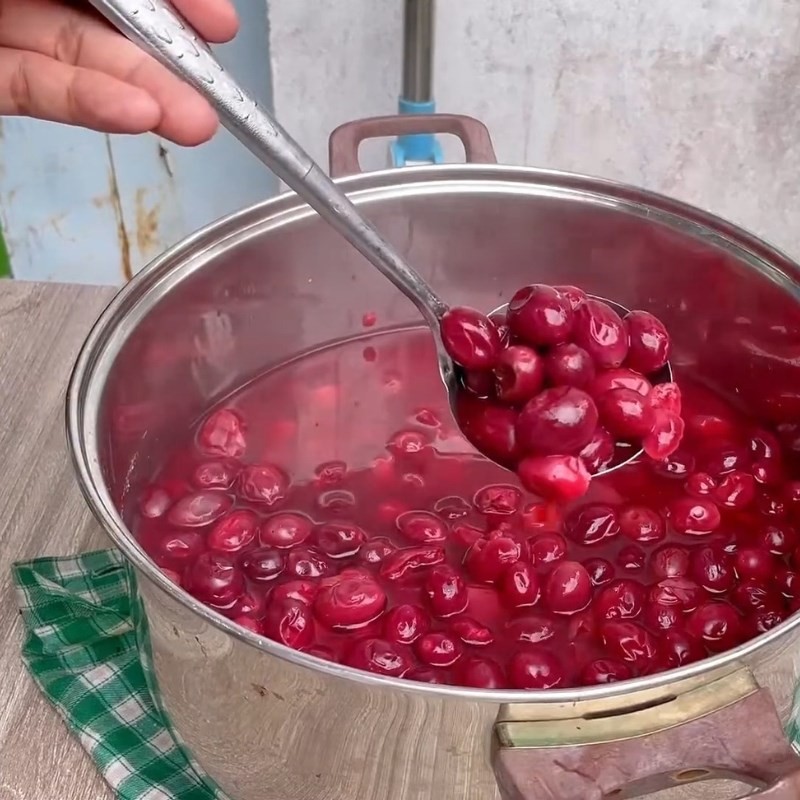 Lọc lấy nước siro, sau khi dầm nhuyễn trái siro đã luộc