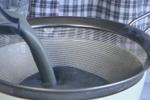 Lọc mịn mè đen đã xay qua rây