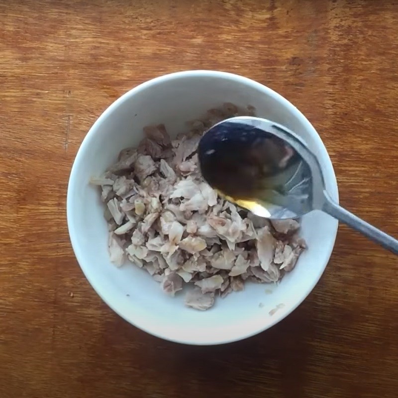 Thịt sườn ướp gia vị giúp cháo thêm đậm đà chuẩn vị