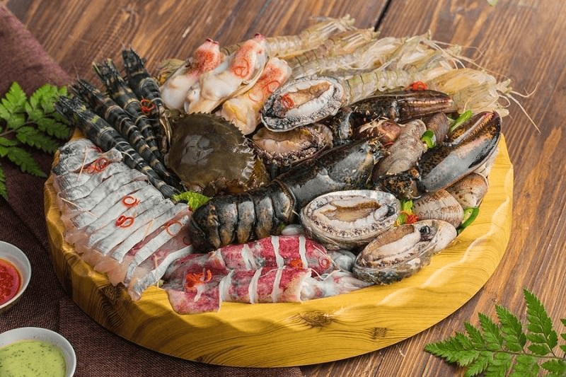 Bàn tiệc lẩu hải sản thập cẩm thịnh soạn, mang lại nhiều lợi ích sức khỏe