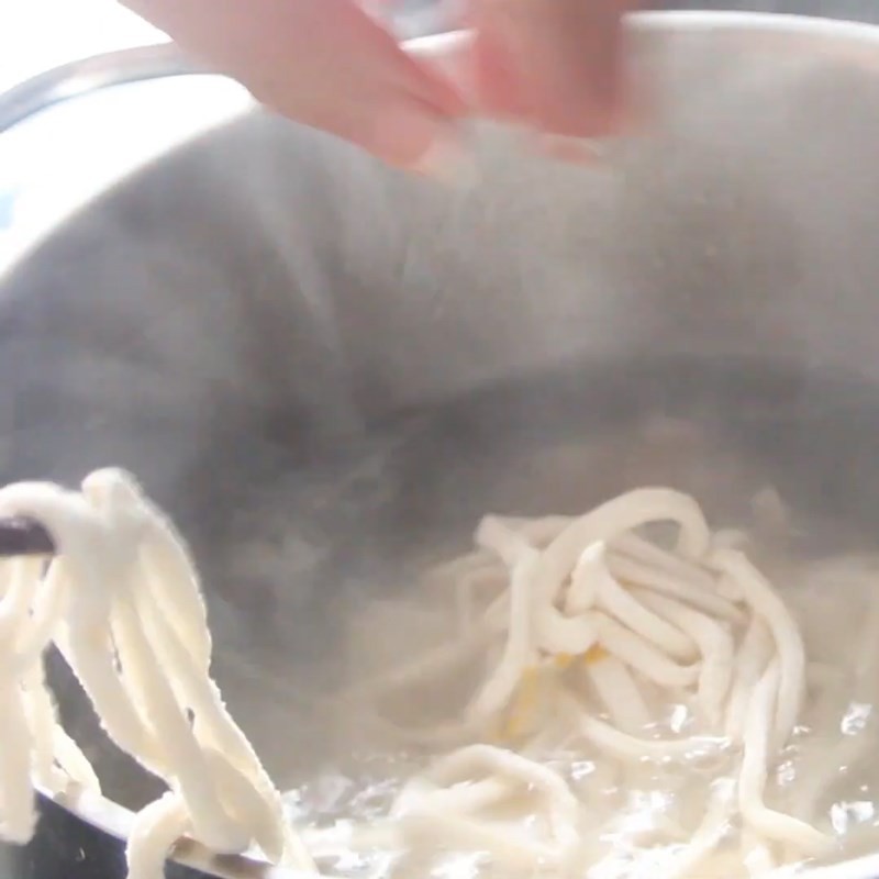 Cho sợi bánh canh vào nồi nước dùng xương