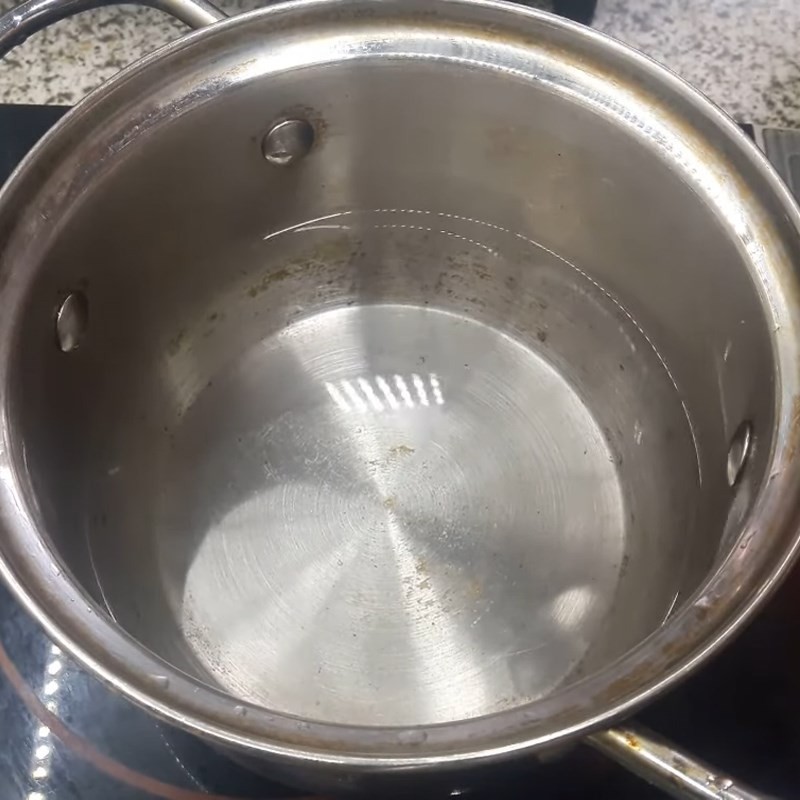 Luộc bún tươi trong nồi nước sôi khoảng 2-3 phút cho sợi bún mềm, sau đó vớt ra xả lại với nước lạnh để bún dai ngon và không bị dính vào nhau