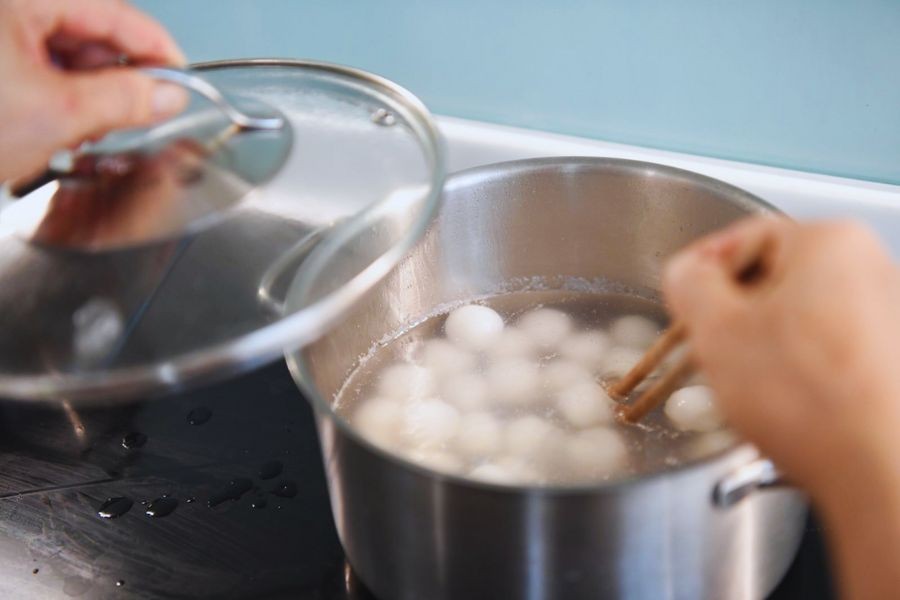 Luộc chín bánh trôi nước để đảm bảo vỏ bánh dẻo mềm
