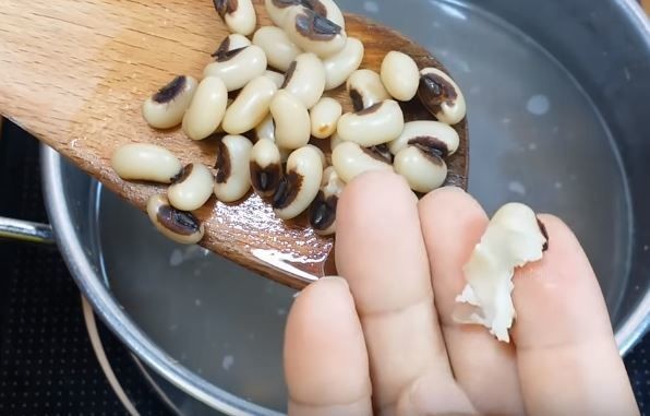 Luộc đậu trắng mềm bùi để nấu chè cúng đầy tháng không bị cứng