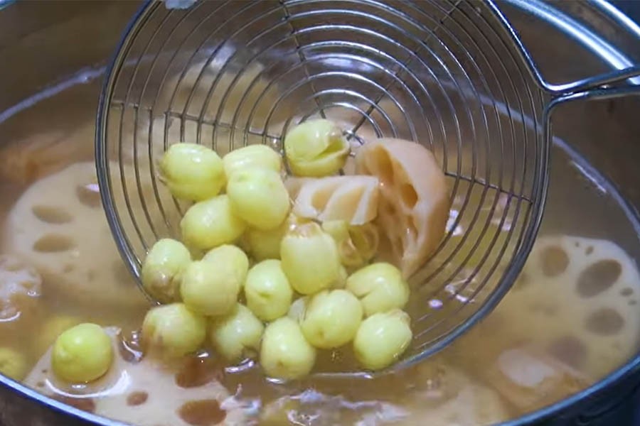 Luộc củ sen và hạt sen cho món sâm bổ lượng thêm phần thanh mát
