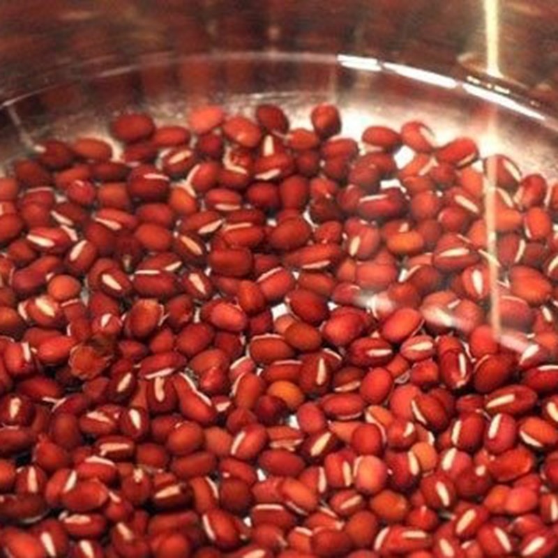 Luộc đậu đỏ riêng biệt cho món canh cá chép