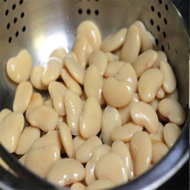 Đậu và hạt sen đang được luộc chín