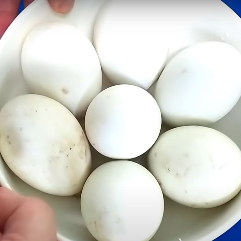 Luộc sơ hột vịt lộn