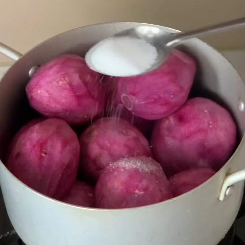 Luộc khoai lang tím với chút muối để tăng hương vị
