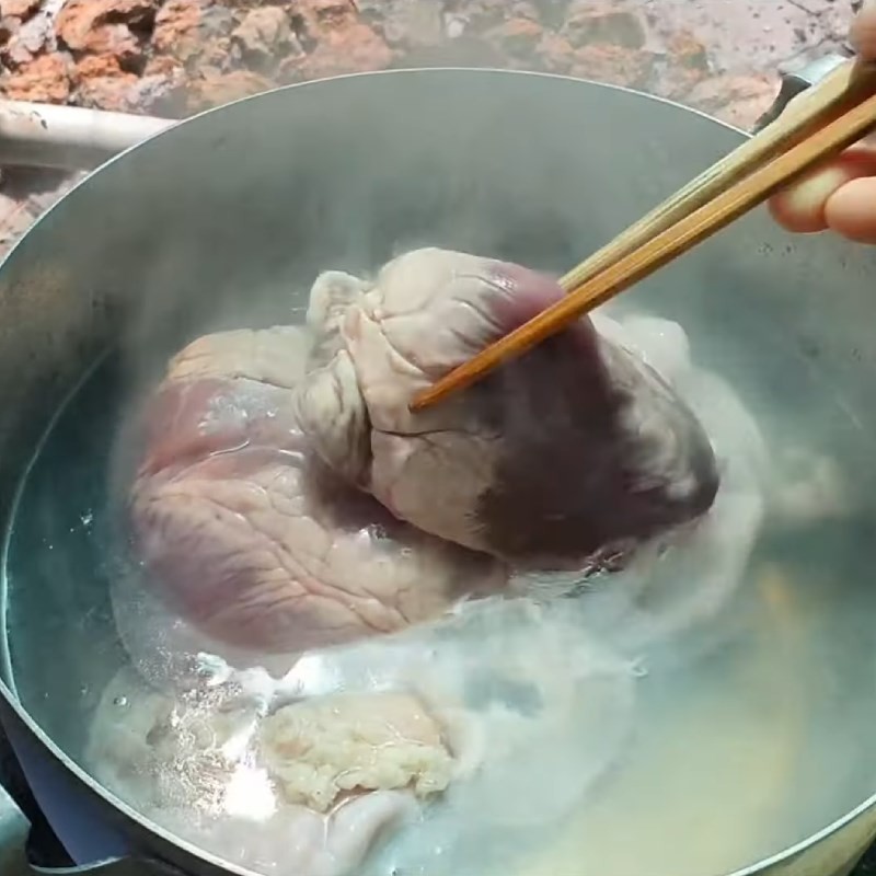 Lòng heo và tim heo sau khi luộc chín tới, vớt ra để ráo, sẵn sàng cho công đoạn thái miếng ăn kèm cháo lòng