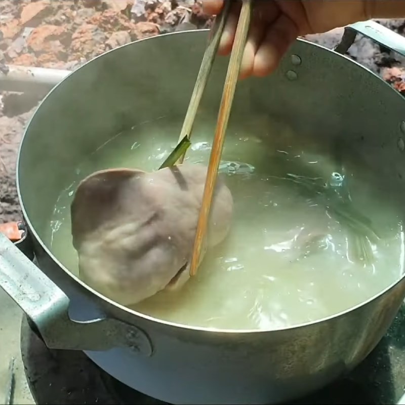 Gan heo đã luộc chín tới, có màu đẹp mắt, là thành phần không thể thiếu của món cháo lòng miền Tây