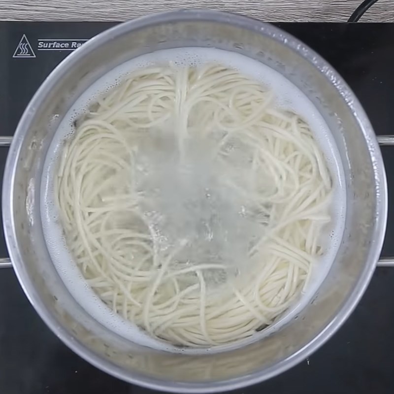 Sợi mì Udon đang được luộc trong nồi nước sôi