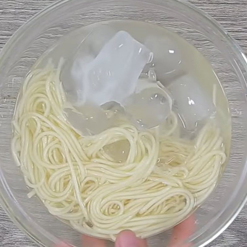 Mì Udon sau khi luộc được ngâm trong nước đá lạnh