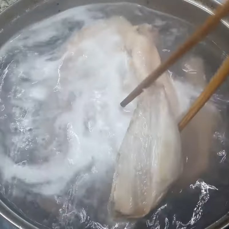 Vớt bọt liên tục khi luộc ngan giúp nước dùng trong và sạch, tăng hương vị cho món bún ngan