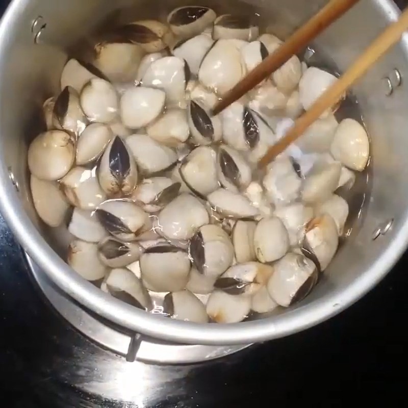Vớt nghêu đã luộc ra khỏi nồi để tách vỏ, chuẩn bị nấu canh