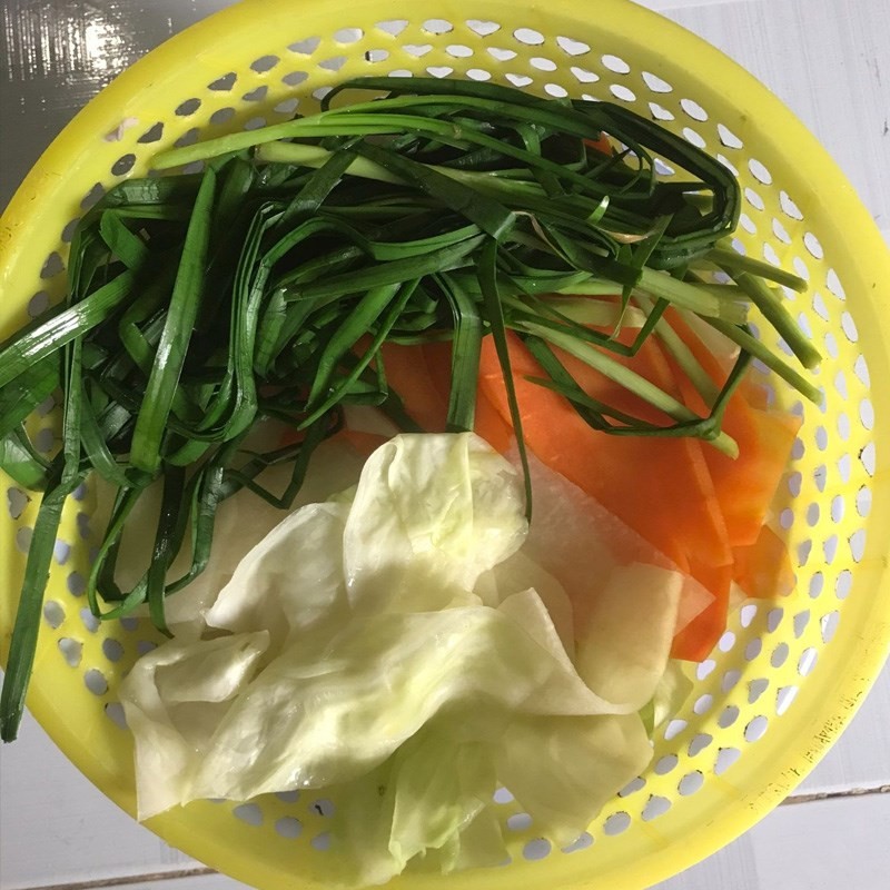Vớt rau củ đã luộc ra khỏi nồi nước