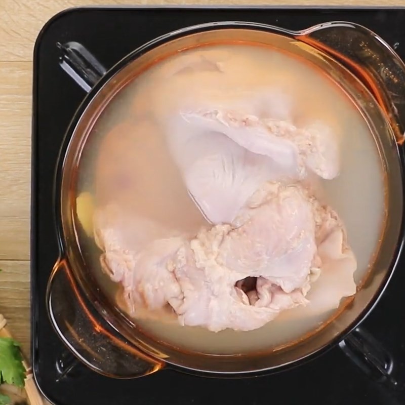 Cắt bao tử thành miếng vừa ăn sau khi luộc sơ