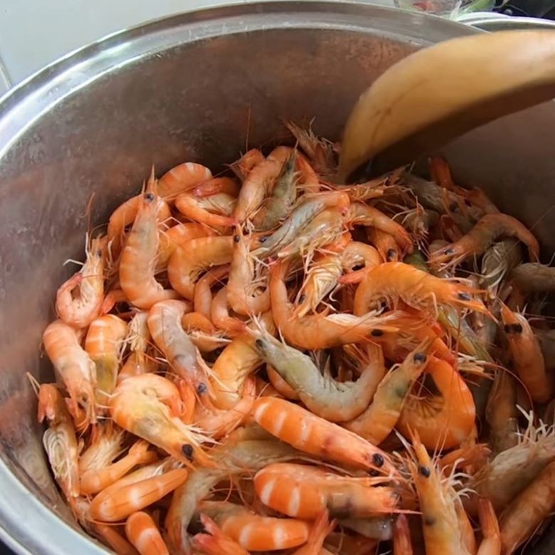 Tôm đang được luộc trong nồi với nước muối, chuẩn bị cho cách nấu tôm khô mềm
