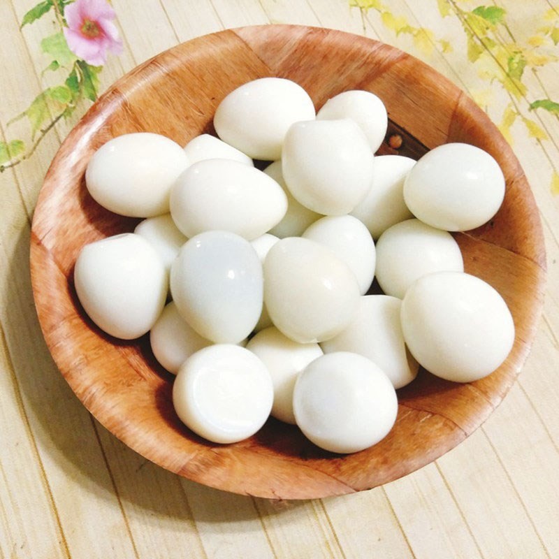 Trứng cút đã luộc chín và bóc vỏ