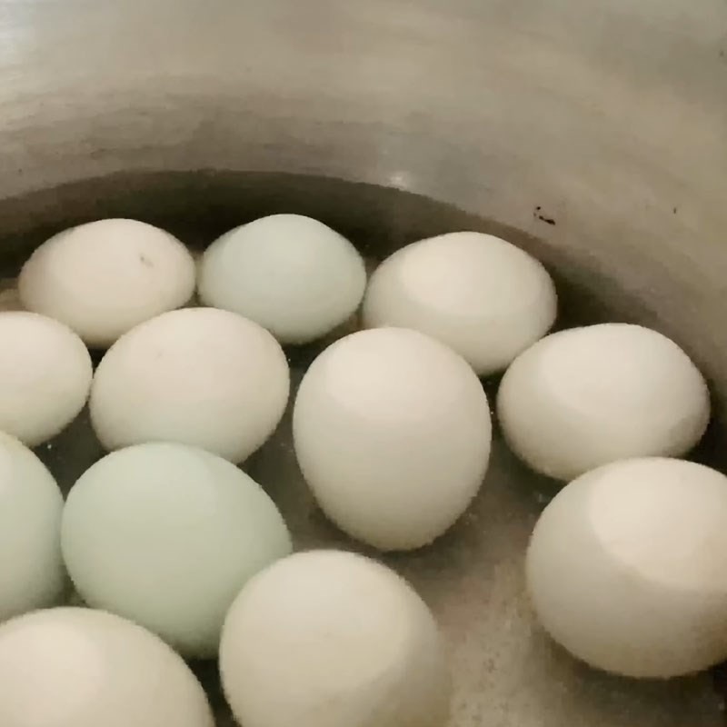 Luộc trứng vịt lộn cho món um bầu rau răm