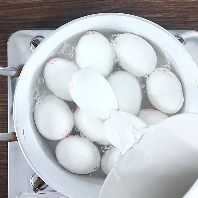 Bước 4 Luộc trứng Thịt kho rệu