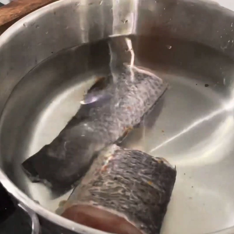 Luộc cá lóc sơ bộ để lấy xương và thịt cho món cháo canh cá lóc