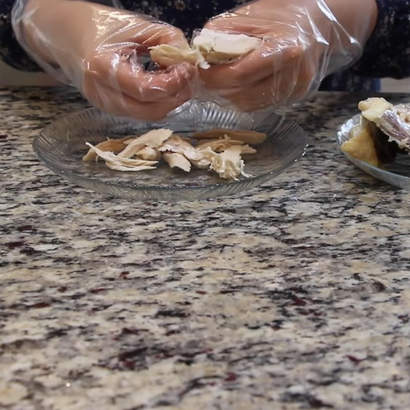 Thịt gà đã luộc và xé sợi cho cách nấu canh củ cải thịt gà