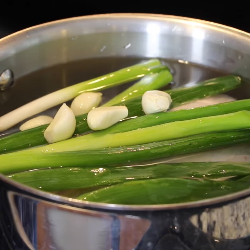 Luộc gà để lấy nước dùng và xé thịt cho canh củ cải gà